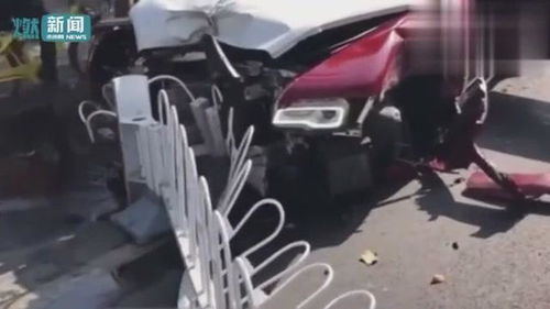 價值500萬勞斯萊斯魅影連撞3棵樹幾近報廢 汽車零部件散落一地